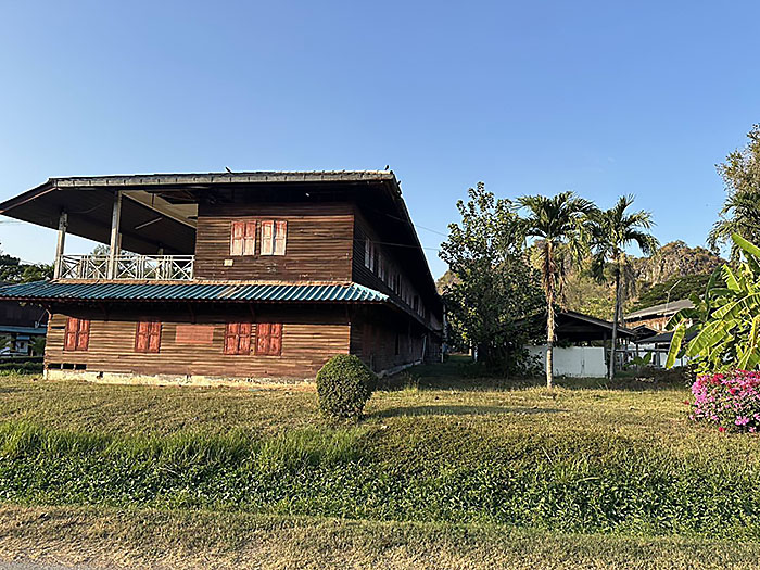 โรงนอน